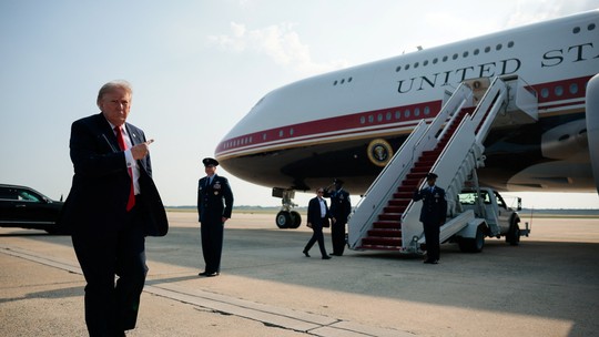 Após juiz mandar Trump devolver acesso, TV é barrada em voo no Air Force One, diz jornal