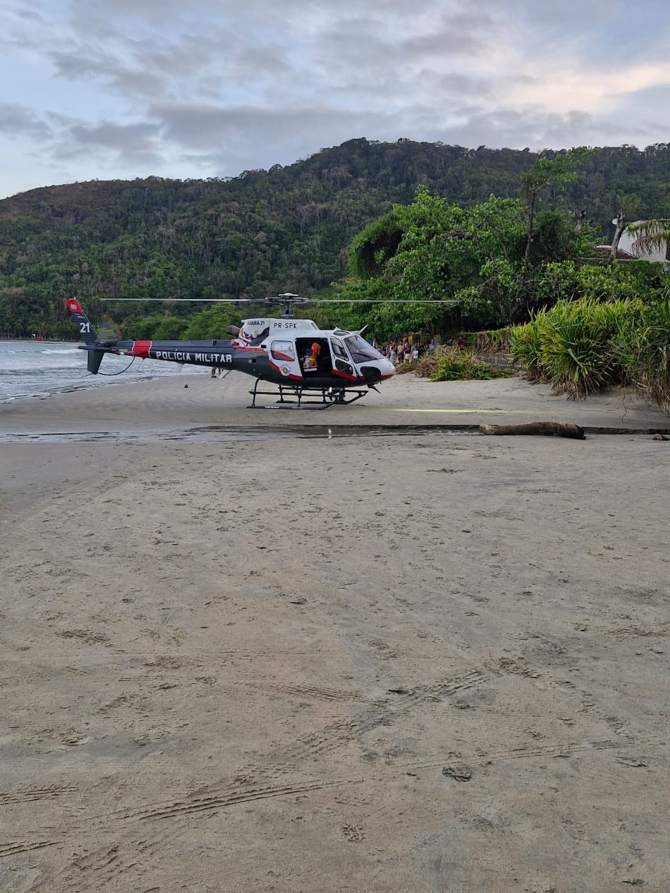 Idoso é resgatado pelo helicóptero Águia após cair de escada em Ubatuba