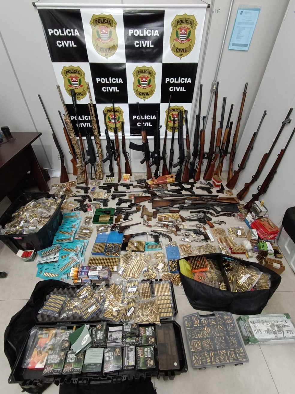 Armas apreendidas na casa do gerente de posto preso pelo assassinato de moradora de Americana — Foto: Polícia Civil