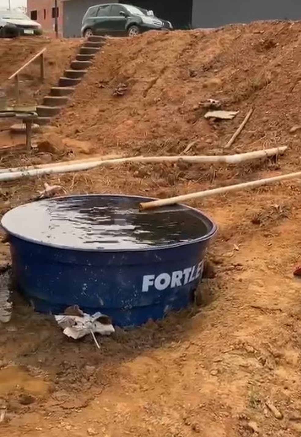 Em alguns bairros de Epitaciolândia, moradores estão cavando poços e dividindo a água com vizinhos — Foto: Isnaydle Martins