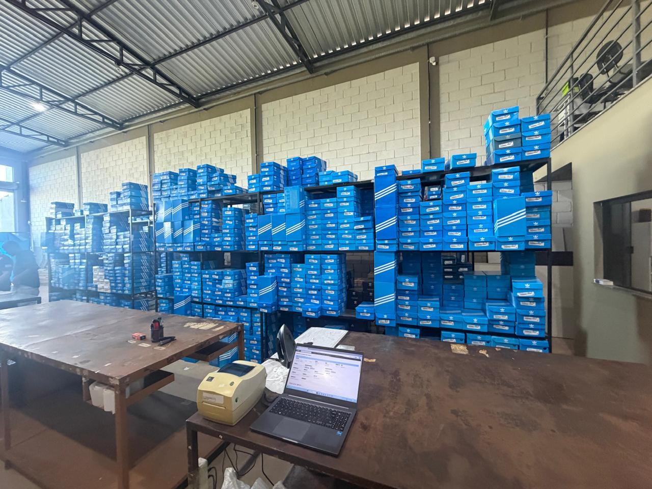 Operação apreende cerca de 15 mil pares de tênis falsificados e bloqueia R$ 10 milhões em MG