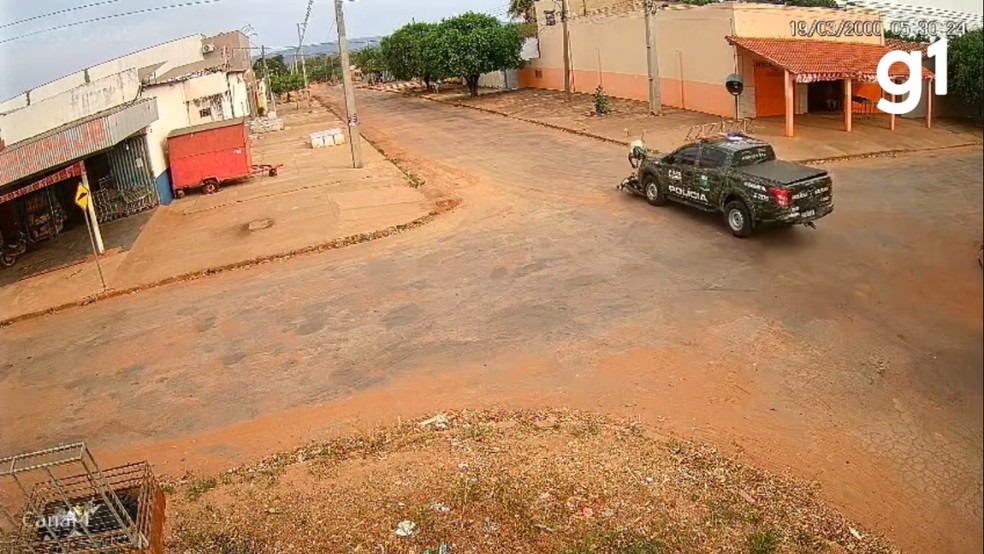 Motociclista é atropelada por caminhonete da Polícia Militar em MT — Foto: Reprodução