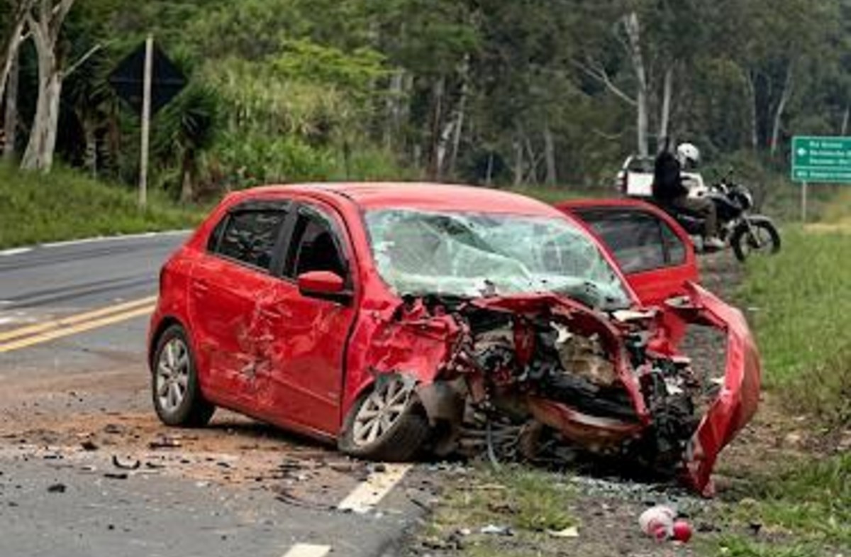 Acidente entre dois carros e caminhão deixa criança gravemente ferida na BR-267