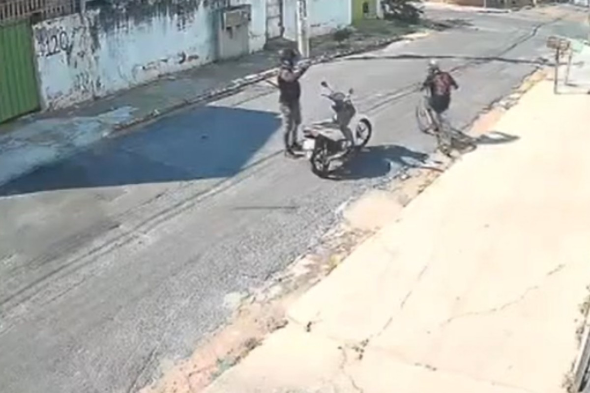 Vídeo: segurança é ferido a facadas e tem moto roubada ao tentar abordar suspeito em Cuiabá