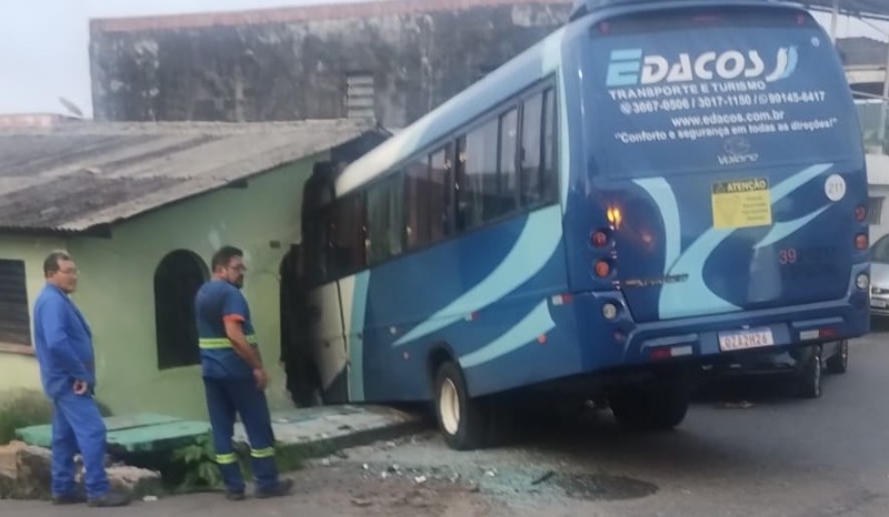 Micro-ônibus invade casa e destrói parte do imóvel no bairro Alvorada