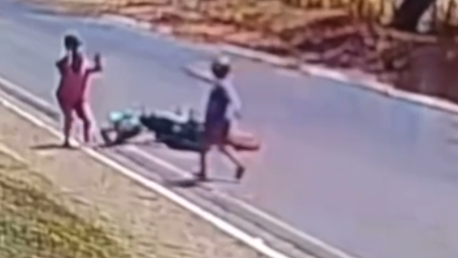 Assaltante derruba motociclista em movimento e toma veículo em Caucaia
