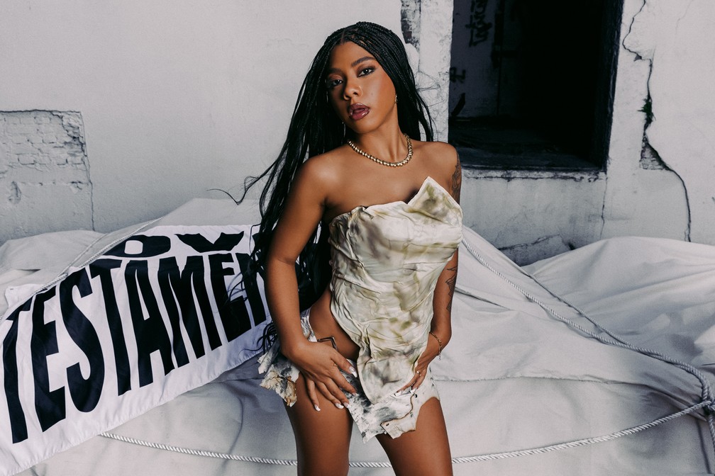 Ajuliacosta ergue bandeira da liberdade feminina em 'Novo testamento',  álbum quente que firma a voz altiva da rapper | G1