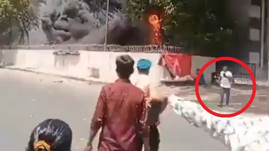 Andando e com celular na mão: novo VÍDEO mostra sobrevivente se afastando do fogo após queda e explosão de avião da Air India
