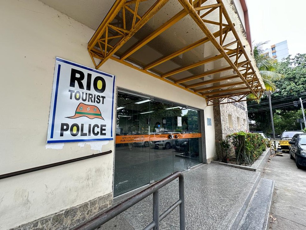 Suspeito de manter turista americana em cárcere privado foi encaminhado para a Deat, na Zona Sul do Rio — Foto: Matheus Rodrigues/g1