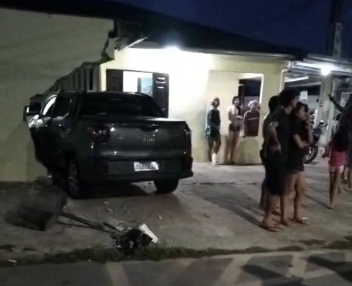 Motorista embriagado atropela motociclista e colide contra muro de residência em Macapá