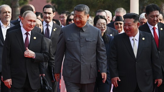 Xi Jinping diz a Putin e Kim Jong-un que 'pessoas vão viver até 150 anos' em conversa informal captada por microfone - Trechos da conversa entre os lideres da China, Rússia e Coreia do Norte foram ouvidos durante a transmissão ao vivo do desfile militar realizado em Pequim nesta quarta-feira (3).