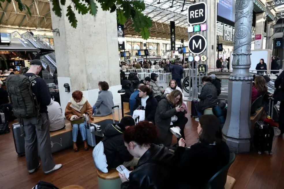 A Gare du Nord, em Paris, ficou lotada de passageiros em busca de atualizações. — Foto: REUTERS/Benoit Tessier