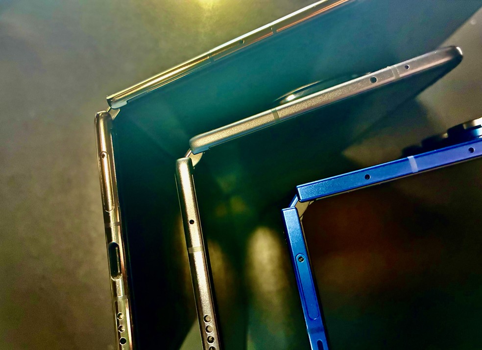 Dobráveis 'fininhos' vistos de lado: Huawei, Honor e Samsung — Foto: Henrique Martin/g1