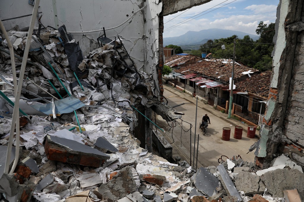 Grupos armados usam estratégia de 'enxame de drones' e aumetam violência na Colômbia