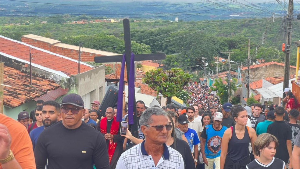 Fiéis caminham no Horto em direção à imagem de Padre Cícero. — Foto: Patrícia Silva.