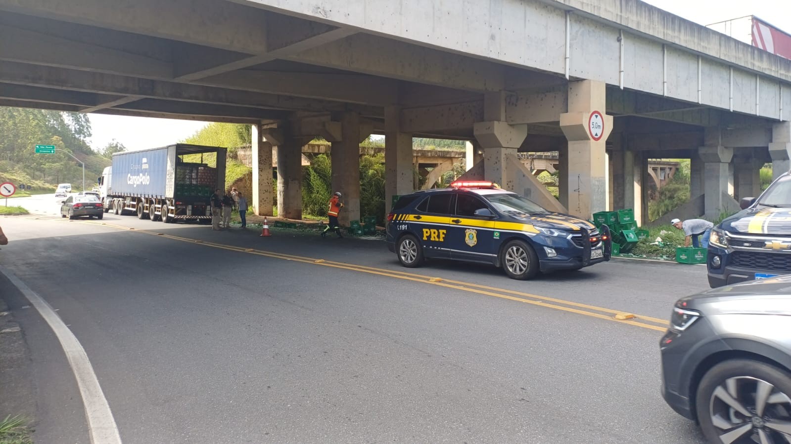 
Carga de cerveja cai de carreta na Dutra, em Cachoeira Paulista
