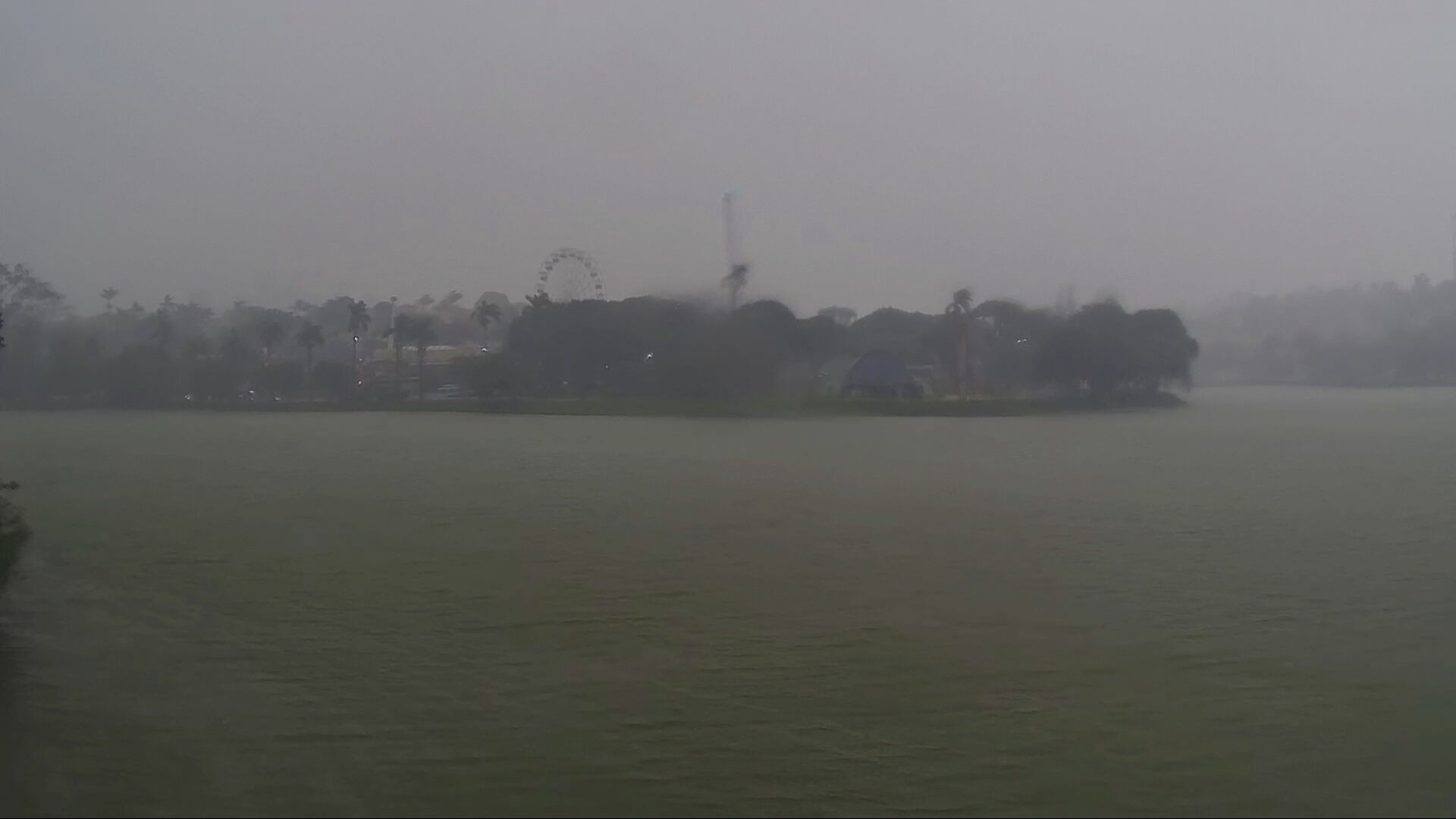 Chuva forte atinge BH após alerta da Defesa Civil