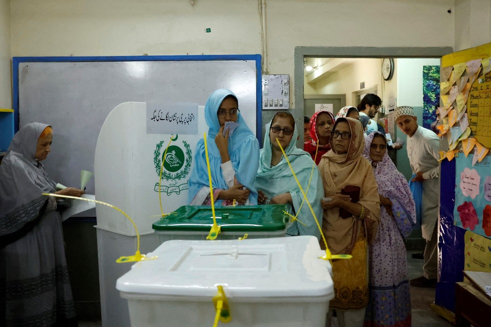 Paquistanesas fazem fila para votar em eleições gerais do país, em 8 de fevereiro de 2024. — Foto: Akhtar Soomro/ Reuters