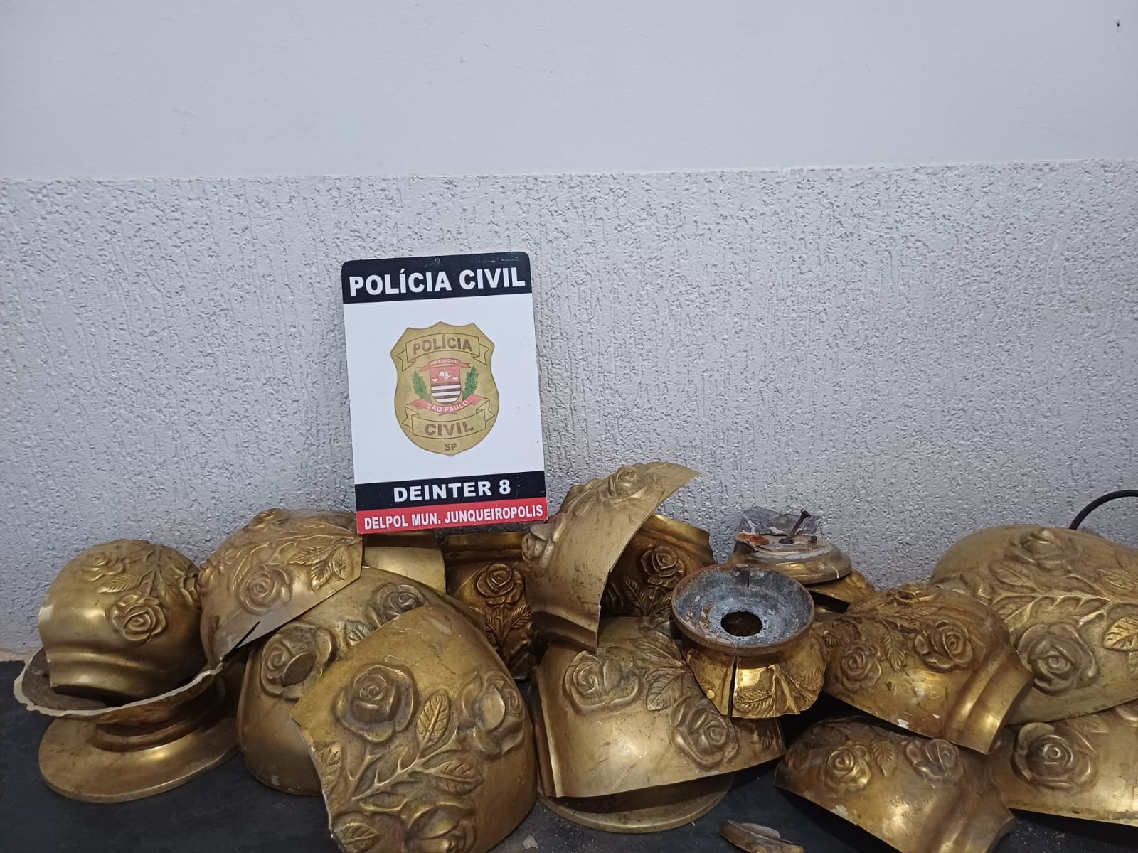 Suspeitos são presos com quase 40 kg de peças de bronze furtadas de cemitério no interior de SP