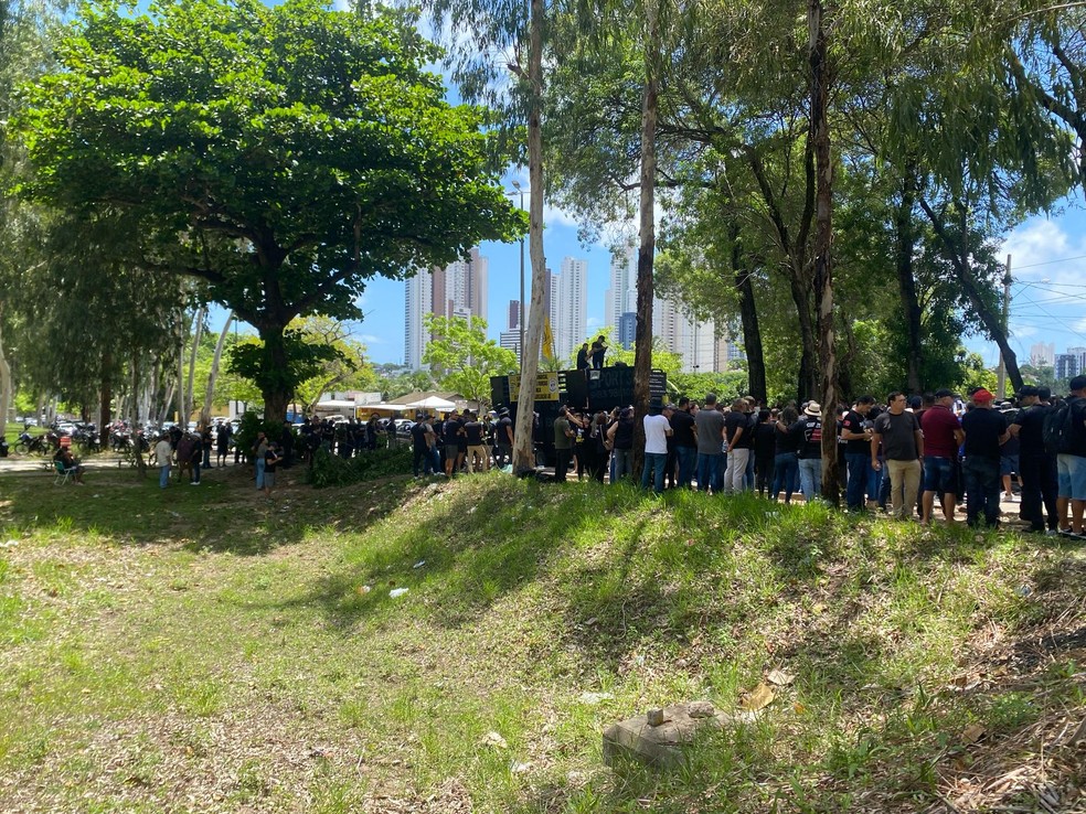 Policiais realizam protesto em frente á Granja Santana, residência oficial do governador — Foto: Guilherme Bezerra/TV Cabo Branco