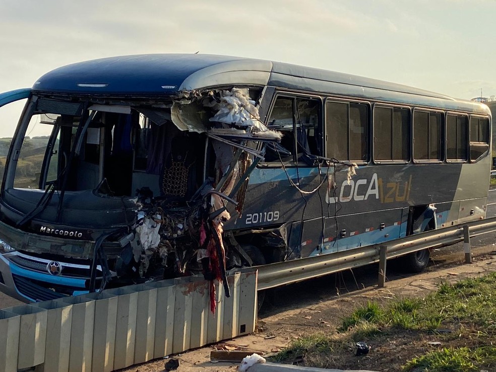 Acidente entre nibus e micro-nibus deixa 4 mortos e 6 feridos em rodovia de Ipena. — Foto: Edijan Del Santo/EPTV