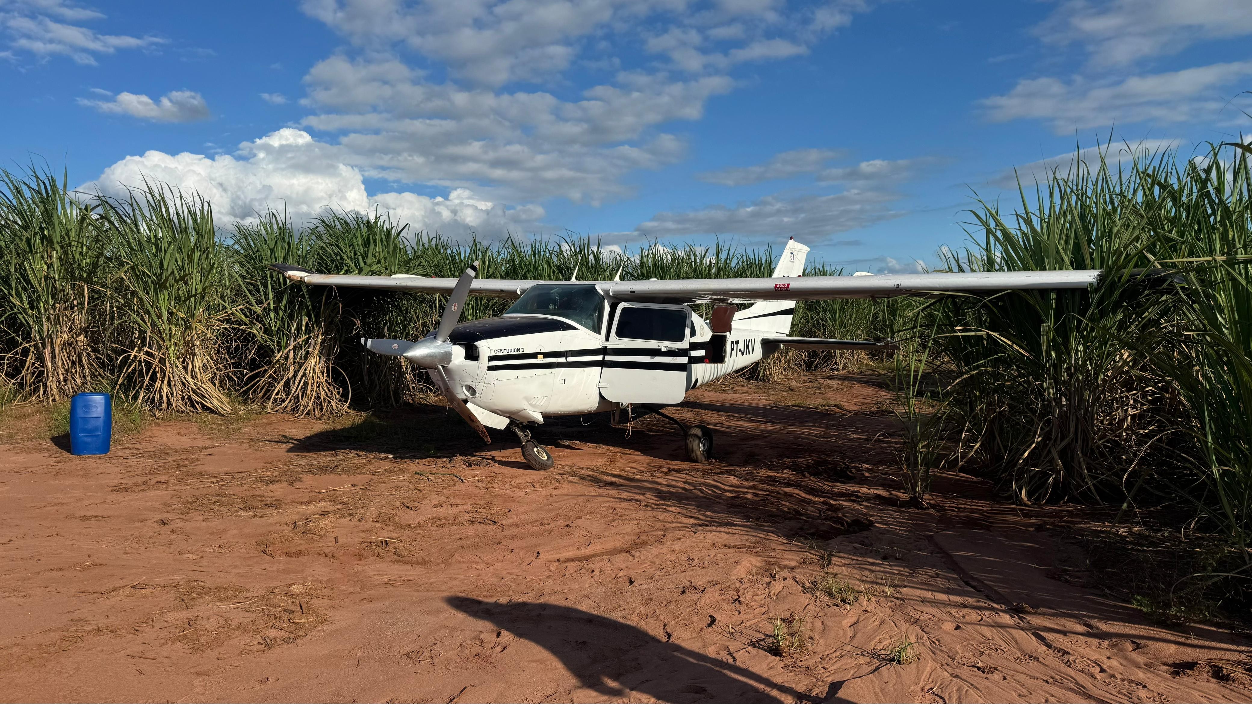 Avião 'dublê' é abandonado em fazenda no interior de SP, e polícia suspeita de tráfico internacional