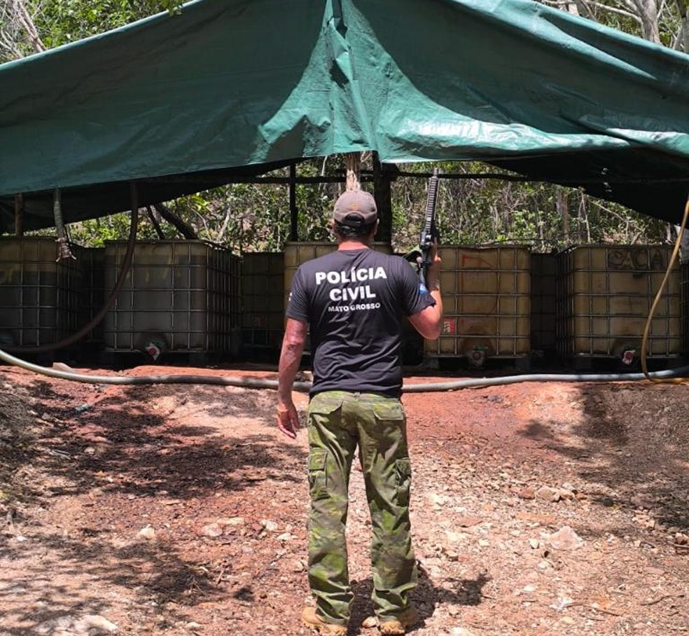 Quando chegaram, os policiais viram algumas pessoas correndo e duas máquinas retroescavadeiras — Foto: Reprodução