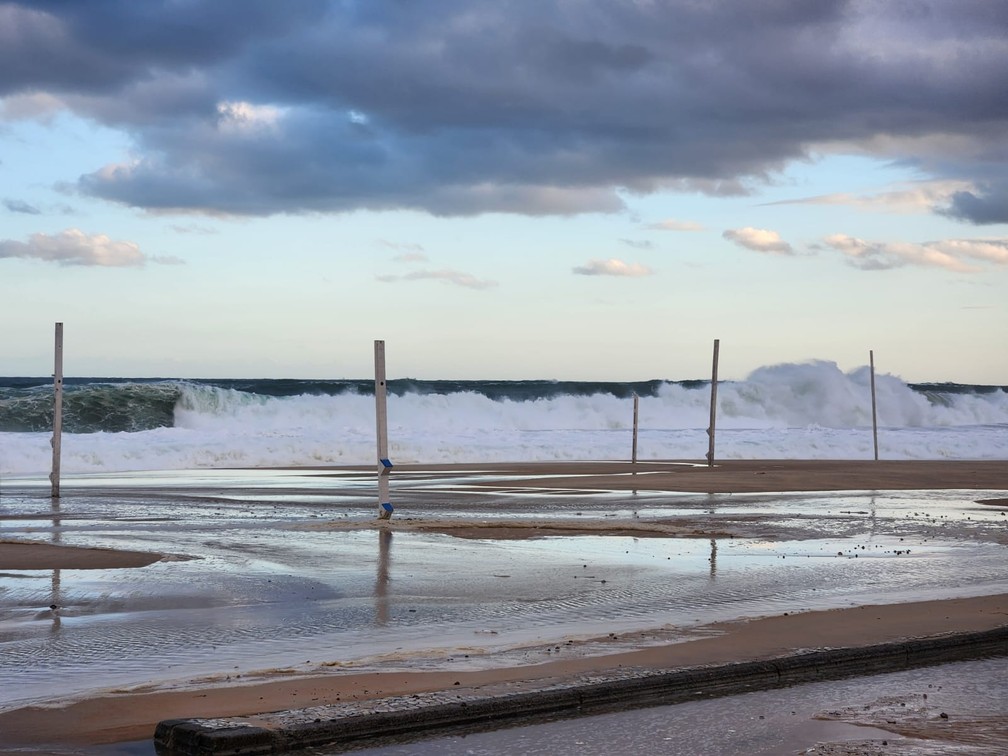 Ressaca atinge a orla do Rio nesta terça-feira (29) — Foto: Raoni Alves / g1