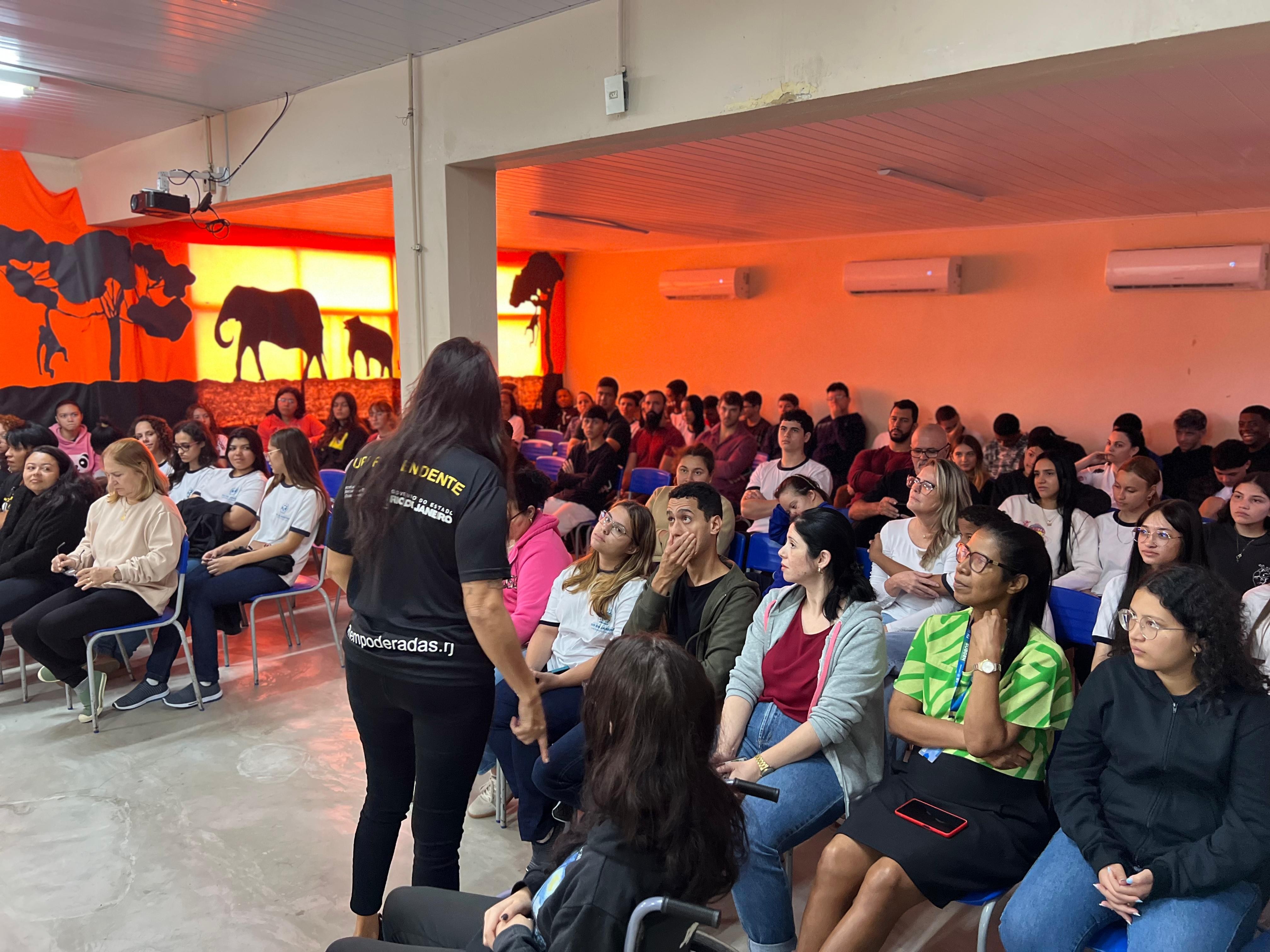 UERJ suspende programa contra violência à mulher após atraso em repasses do Estado; trabalhadores estão há 7 meses sem salário