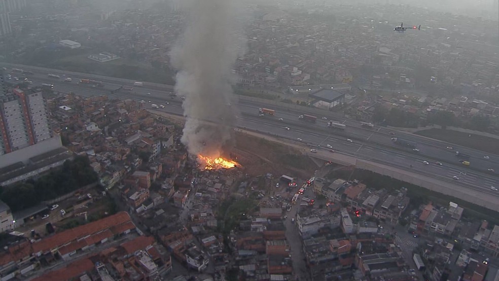 Incêndio em comunidade em Osasco, na Grande SP — Foto: Reprodução/TV Globo