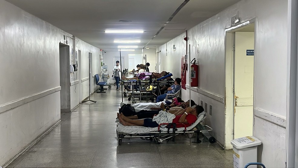 Corredor da Santa Casa de Campo Grande lotado — Foto: Vinicius Souza/TV Morena