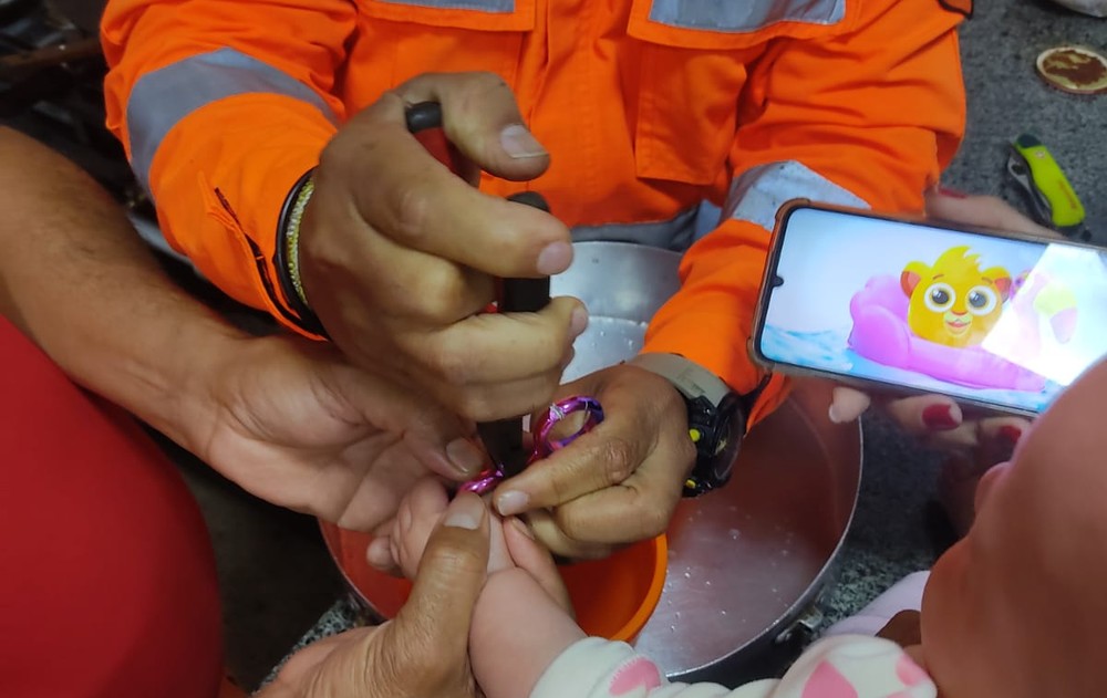 Bebê de 5 meses fica com dedo preso em 'hand spinner' e bombeiros levam 1h30 para remover brinquedo em MG