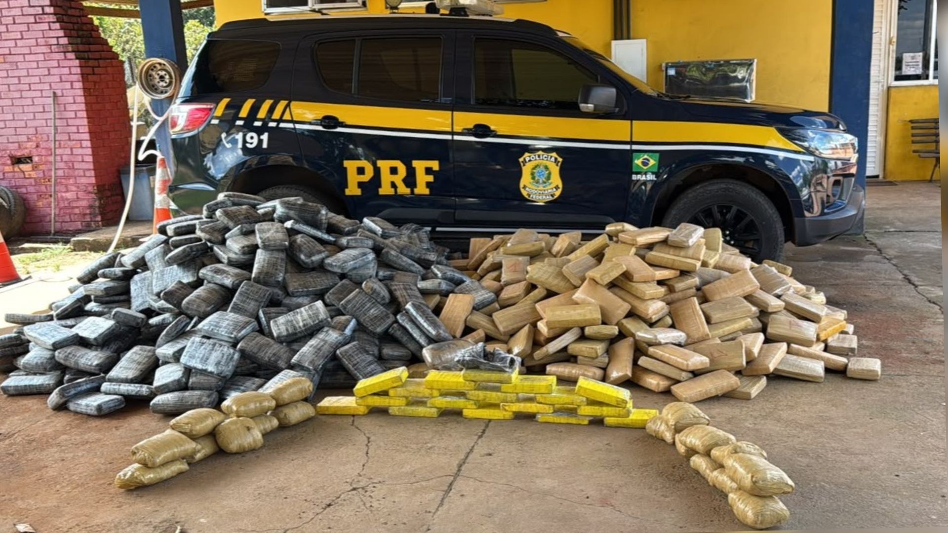 PRF apreende mais de uma tonelada de drogas em fundo falso de caminhão na BR-364 em RO