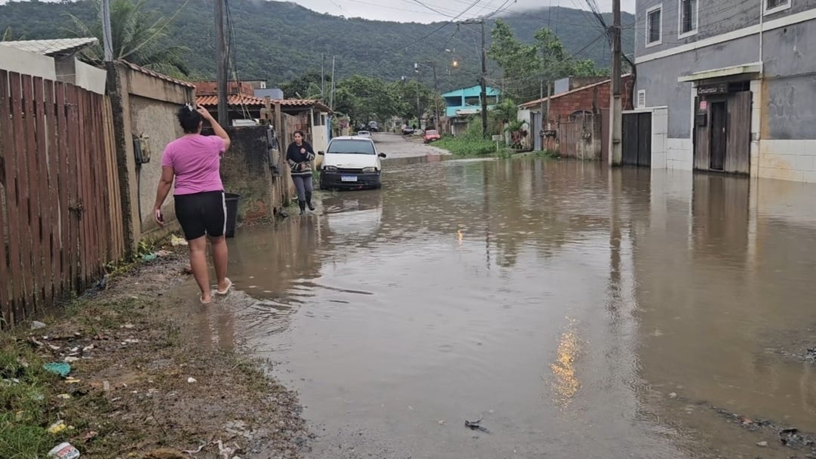 Chuva provoca alagamentos e invade casas em Maricá: 'Está tudo debaixo d'água', diz moradora
