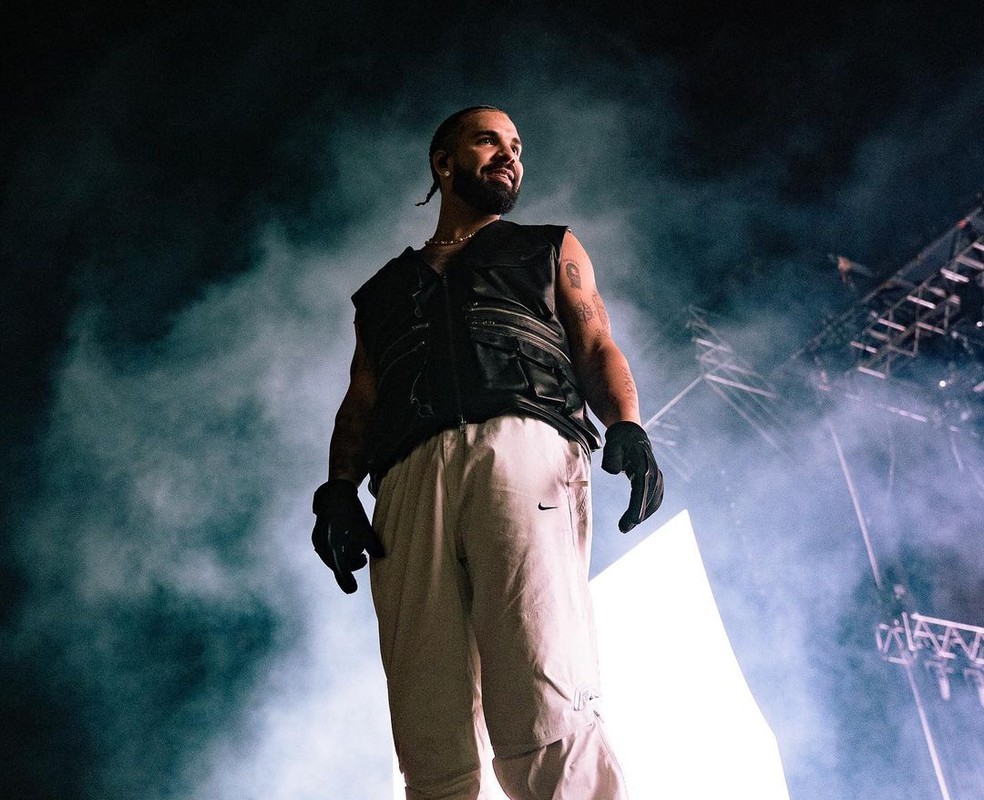 Drake durante apresentação no Lollapalooza Argentina — Foto: Reprodução/Instagram
