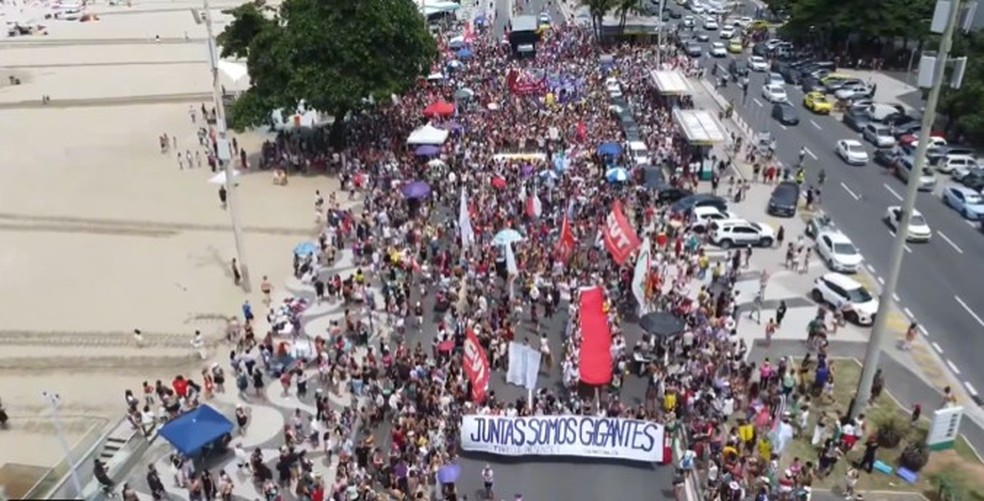 Ato em Copacabana reúne manifestantes contra a violência às mulheres no dia 8 de março. — Foto: Reprodução / Luciana Boiteux