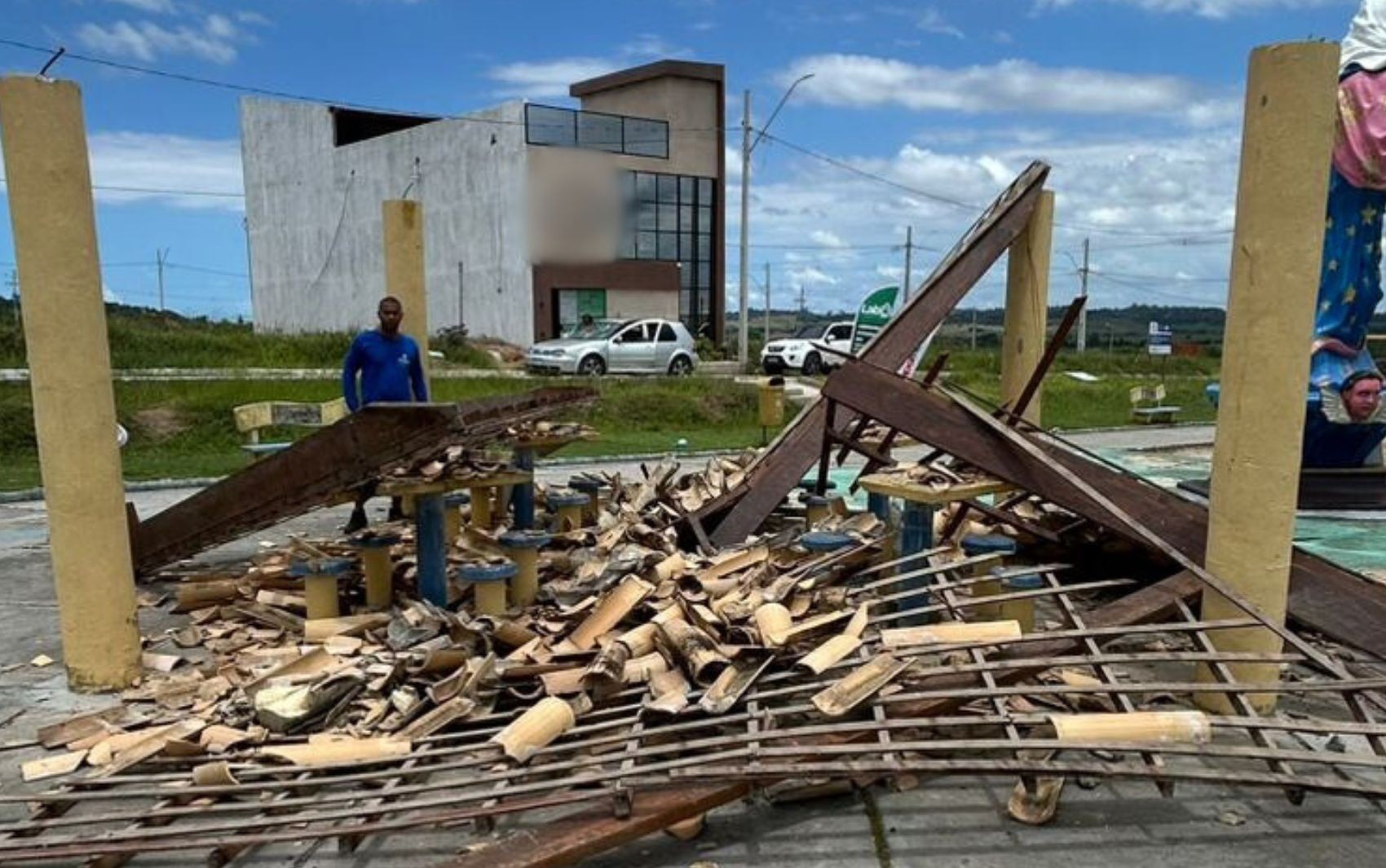 Homem fica ferido após telhado de quiosque desabar em Japaratuba