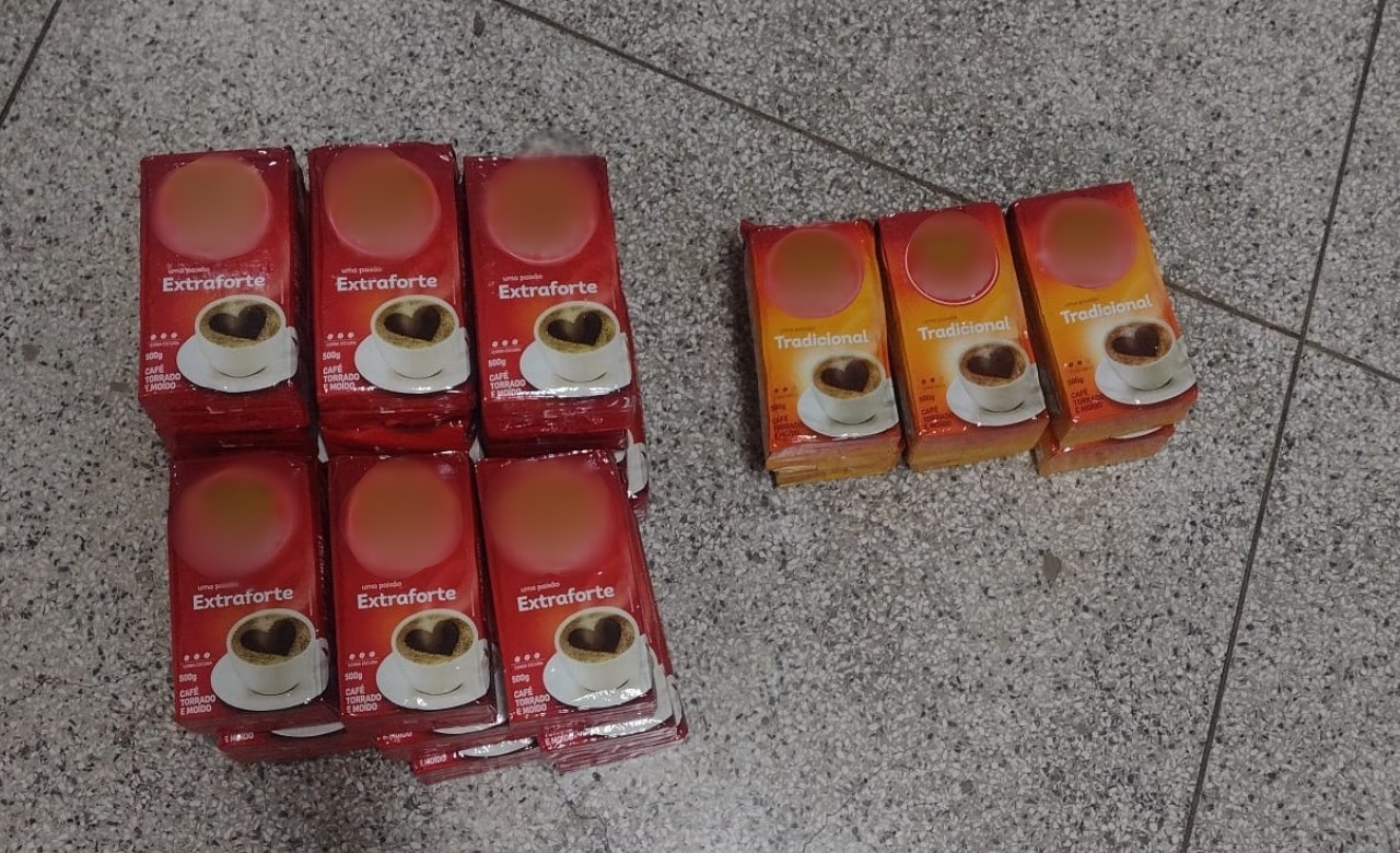 Após 'perder tudo' em jogos de aposta, homem finge ser funcionário de mercado e tenta roubar pacotes de café no interior de SP 