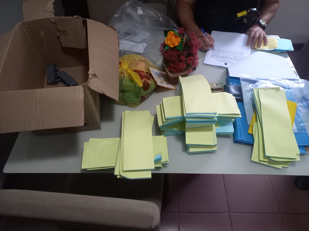 Polícia Federal apreende blocos de receituários e carimbos médicos falsificados durante operação para combater fraudes no Farmácia Popular no Espírito Santo — Foto: Divulgação/Polícia Federal