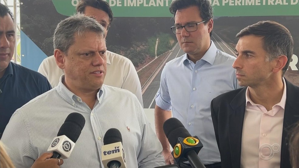 Tarc&iacute;sio de Freitas (Republicanos) durante visita a Itatiba (SP) &mdash; Foto: Reprodu&ccedil;&atilde;o/TV TEM