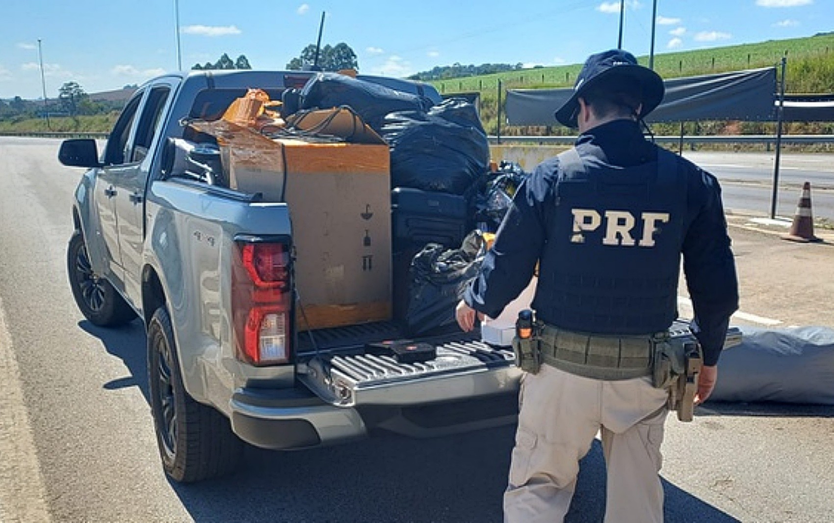 Caminhonete de prefeitura do Norte de Minas é apreendida com mercadorias ilegais na Fernão Dias