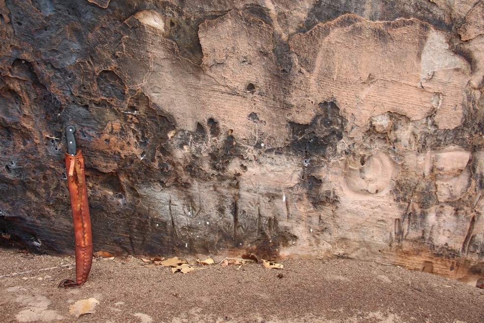 Ação de queimadas e vandalismo têm degradado as pinturas rupestres — Foto: Rômulo Macedo/ Iphan