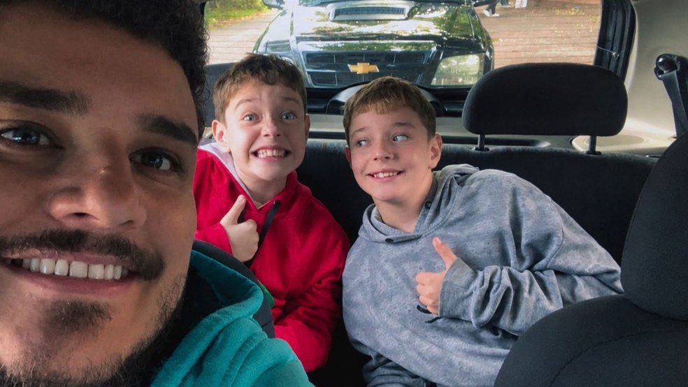 Pai viraliza ao emocionar filhos na entrada da escola com carro novo em São José do Rio Preto — Foto: Arquivo pessoal