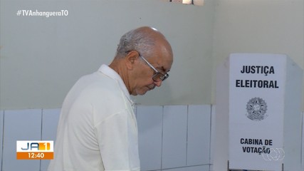 Idosos exercem cidadania e votam na eleição