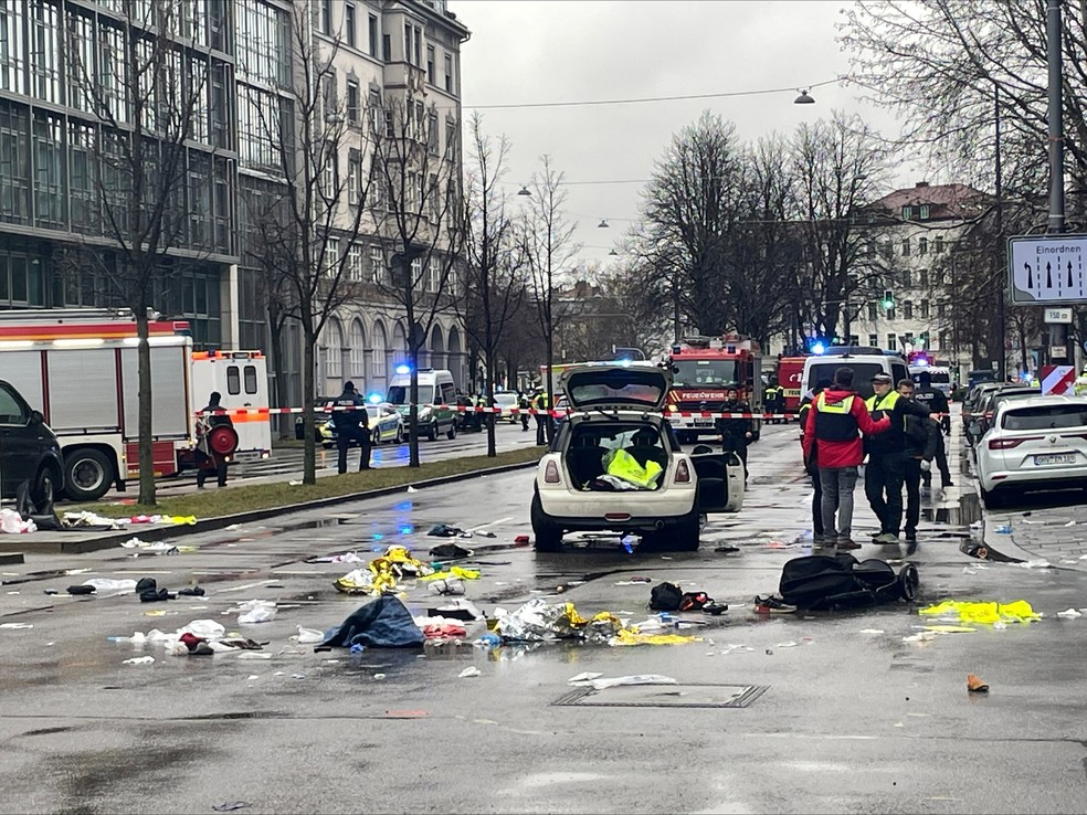 Carro avança sobre multidão e deixa dezenas de feridos em Munique, na Alemanha, em 13 de fevereiro de 2025. — Foto: REUTERS/Anja Guder