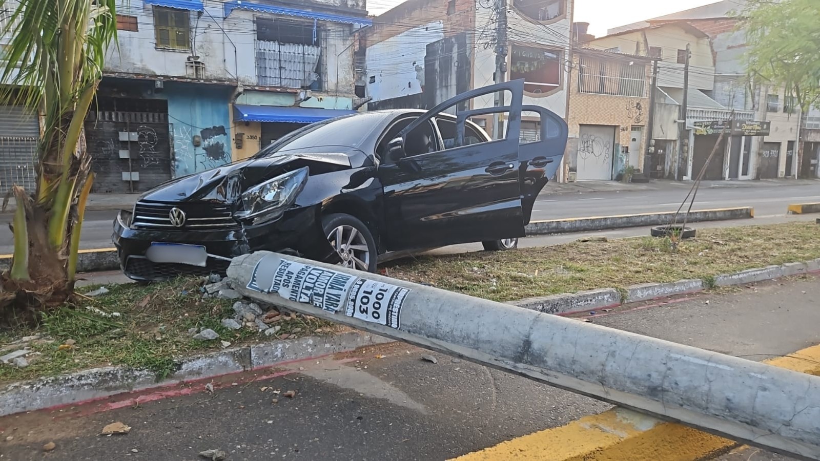 Motorista perde controle de carri, derruba poste e bloqueia trecho da Av. Leste Oeste em Fortaleza