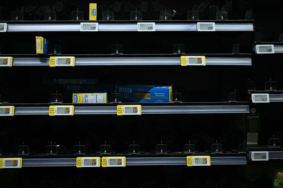 Prateleiras vazias em mercado de Washington, D.C., nos EUA, em 23 de janeiro de 2026 — Foto: Brendan Smialowski/AFP