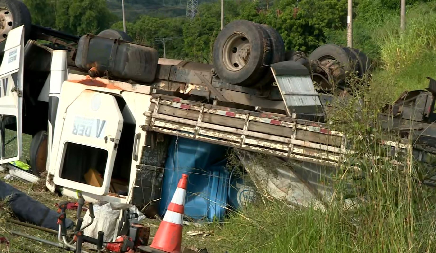 Engavetamento deixa 9 feridos e caminhão do DER tomba em rodovia de Campinas
