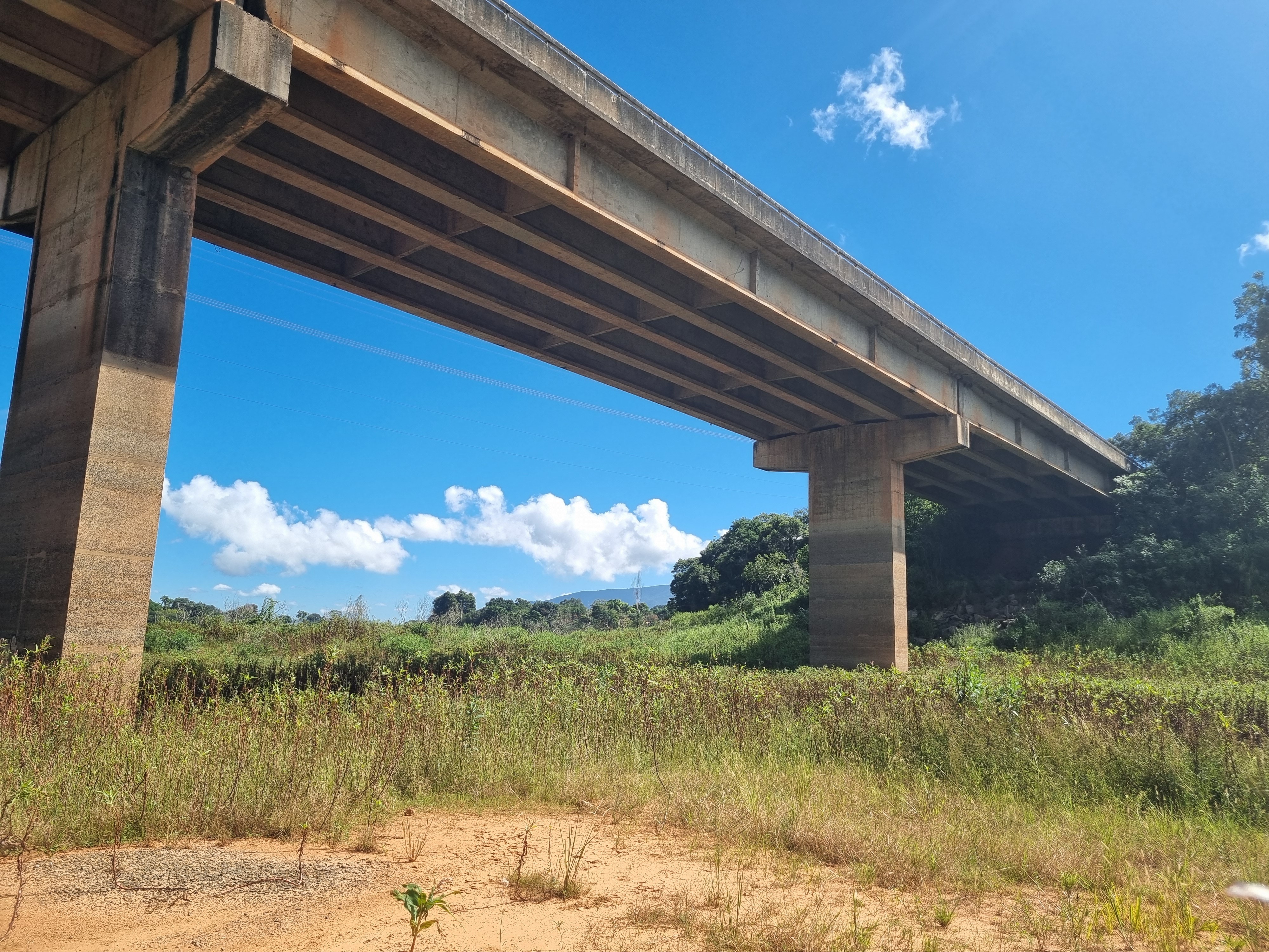 FOTOS: com o pior nível para março em 10 anos, Cantareira tem represa com vegetação e terra seca no Vale e região