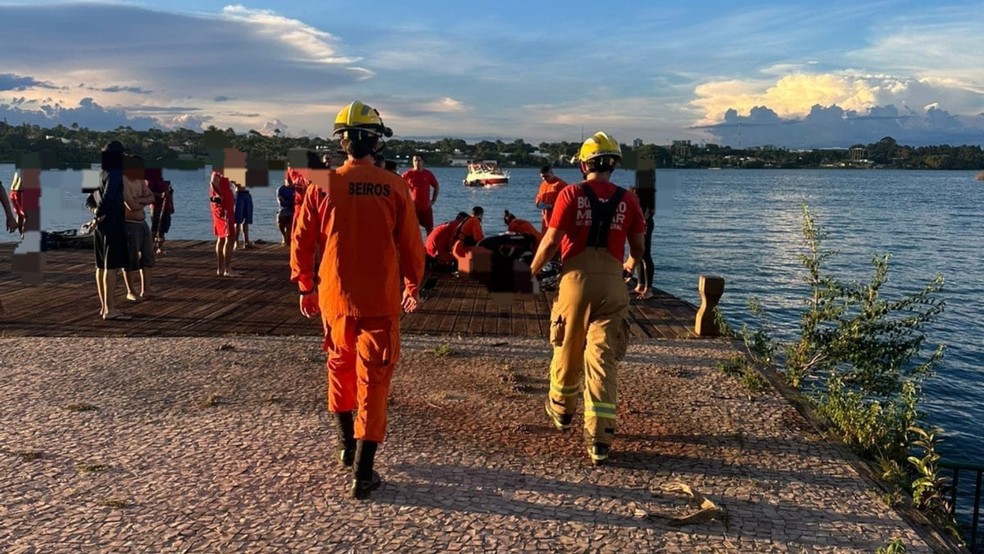 Bombeiros socorrem jovem que se afogou no Lago Paranoá, no DF. — Foto: CBMDF